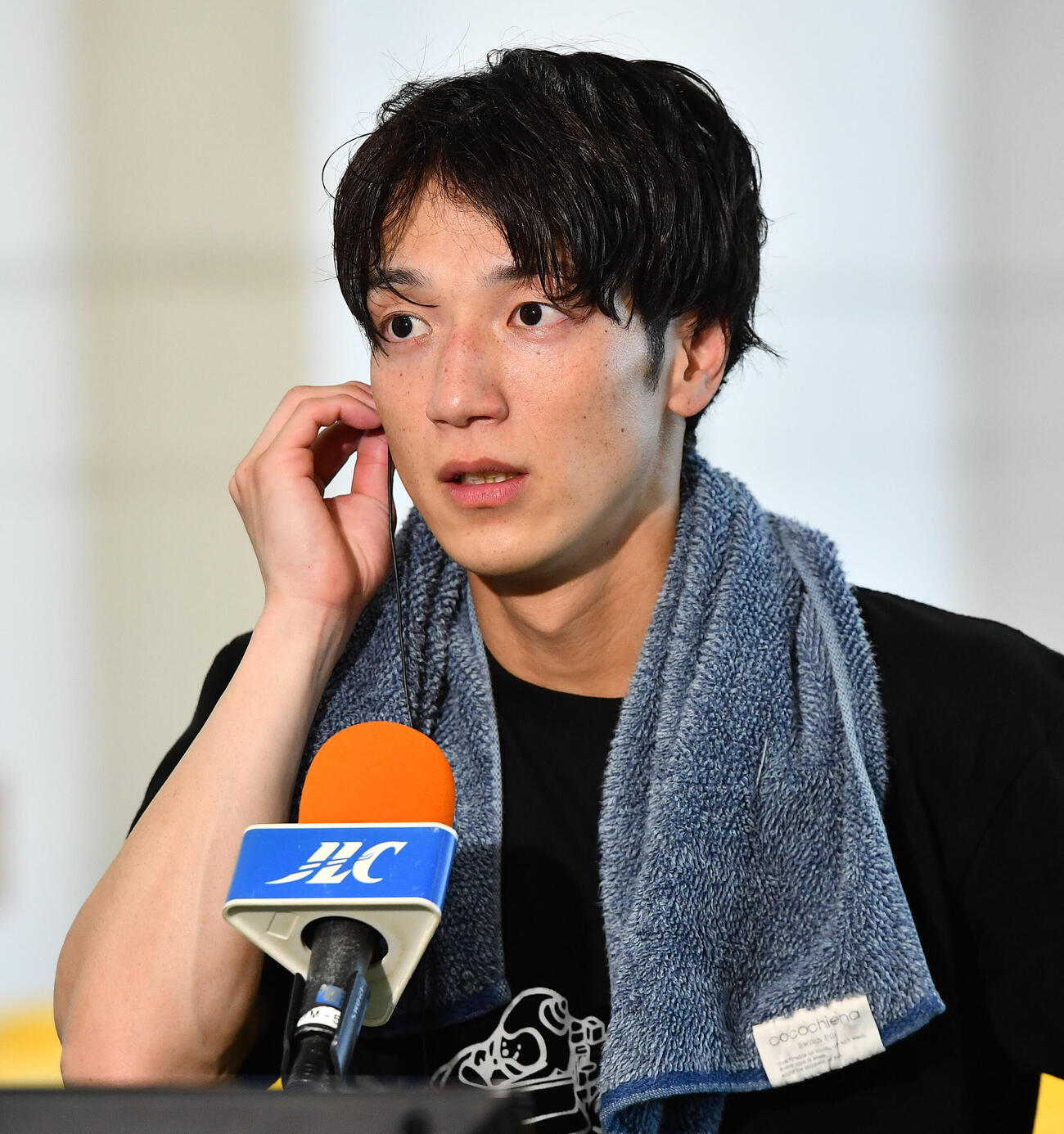 10R準優勝戦、1着で優出を決め、勝利者インタビューを受ける4719上條暢嵩（撮影・岩下翔太）