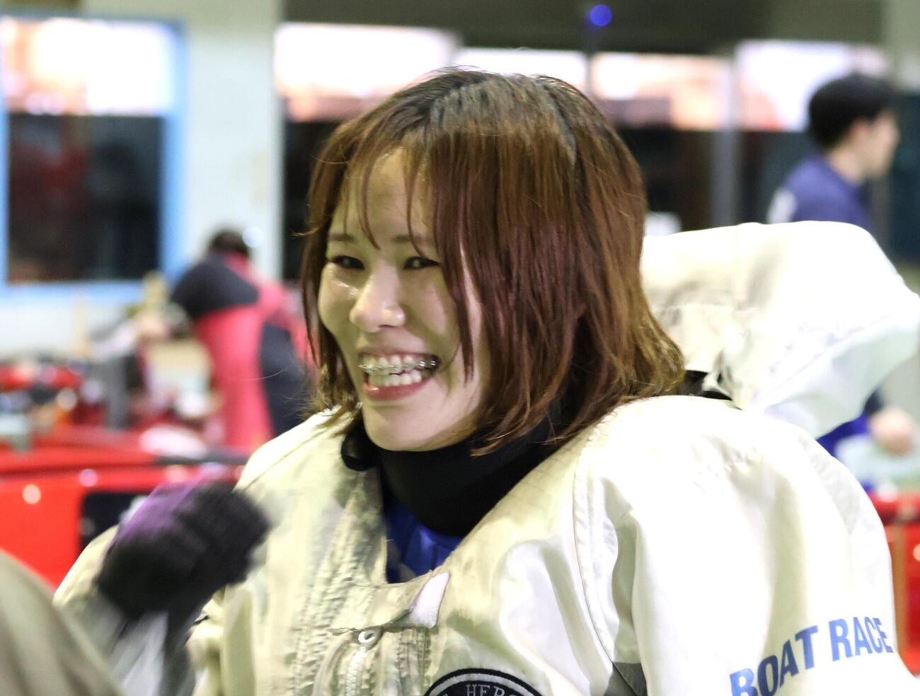 準優9Rを逆転で制した山口真喜子は、祝福を受けて笑顔を見せた