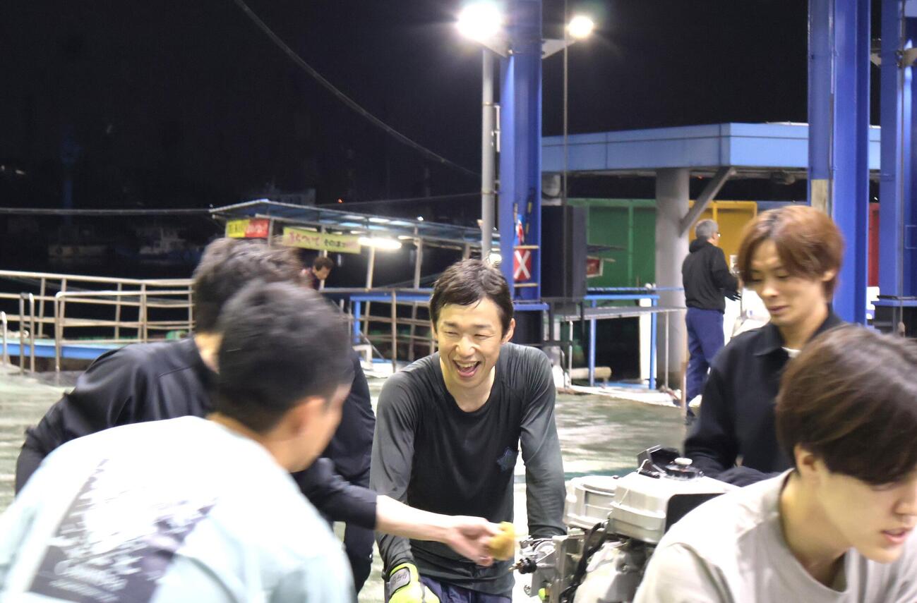 まくり差しで今年初優勝を飾った小山勉（中央）は埼玉支部のメンバーに囲まれて笑顔を見せた