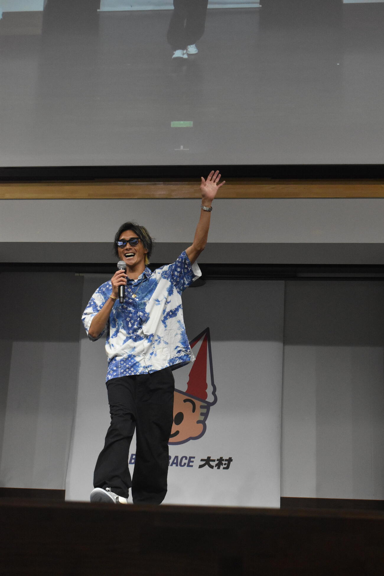 峰竜太が登場すると大きな声援が沸き起こった＝2026／05／24