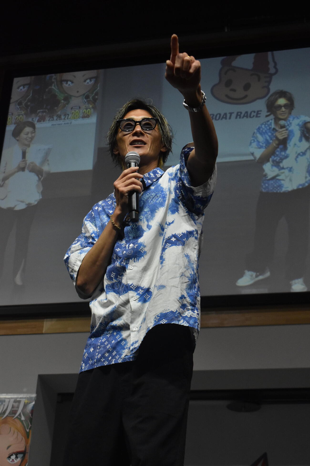 峰竜太が1つ1つ丁寧に質問に答えた＝2026／05／24