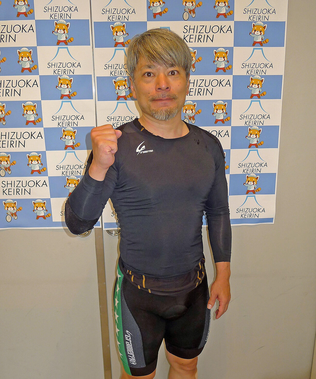 特選1着でガッツポーズする小菅誠