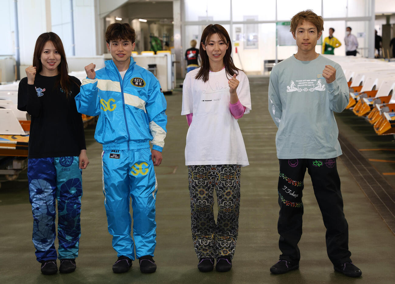 夫婦でレースに臨む（右から）深谷知博、鎌倉涼、藤原碧生、実森美祐（撮影・西尾就之）