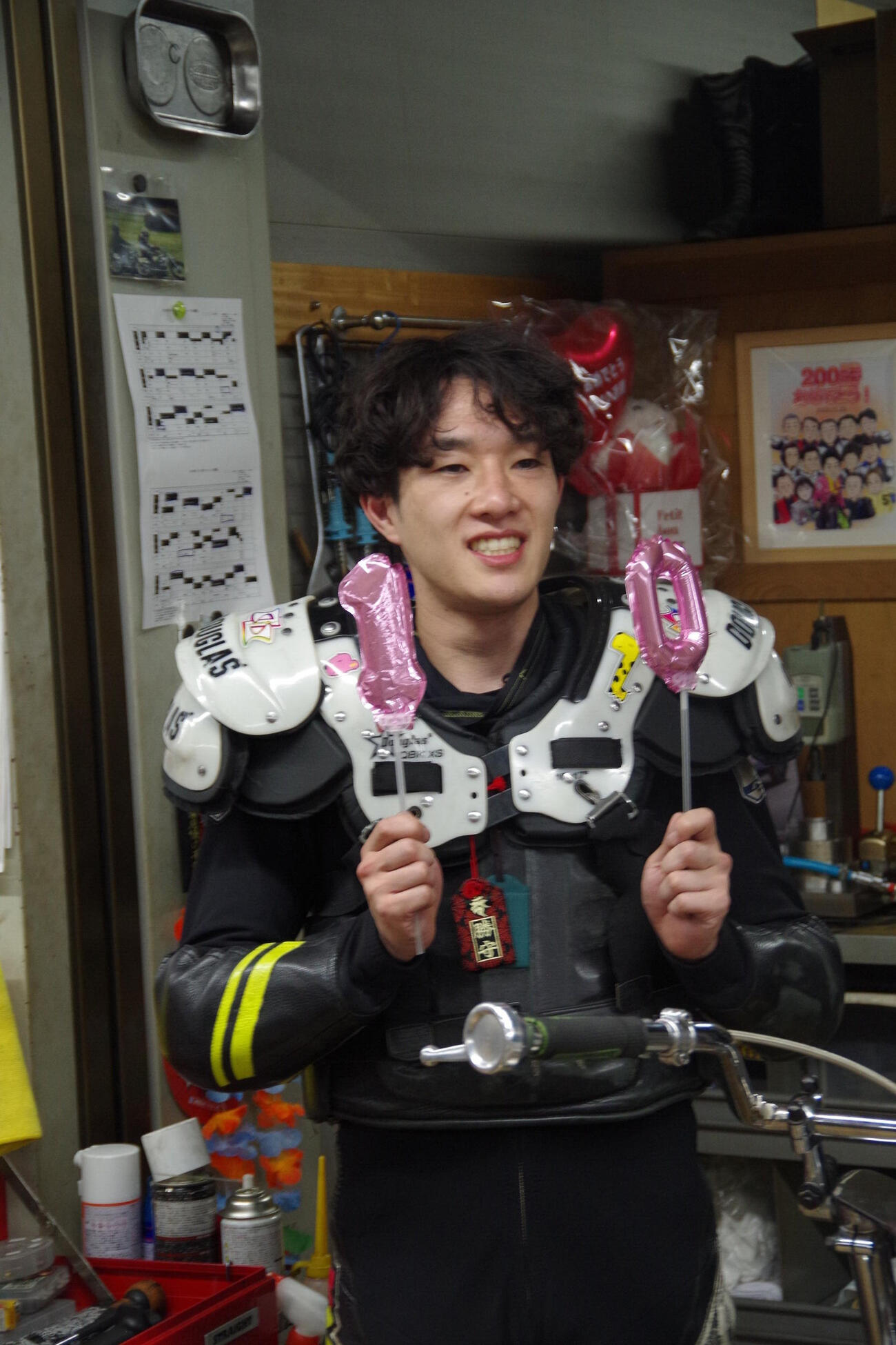 2日目12Rを勝利した黒川京介が自身2度目の10連勝達成。10のバルーンとともに記念撮影