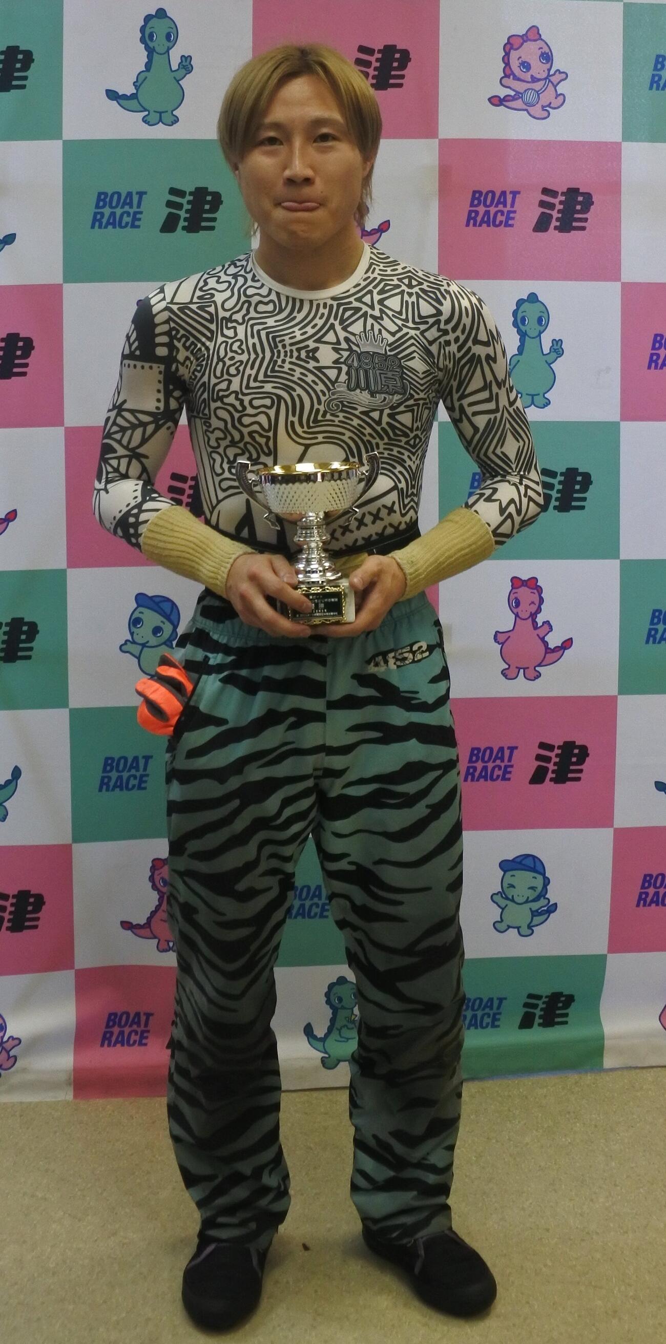 川原祐明は優勝カップを大事そうに抱える