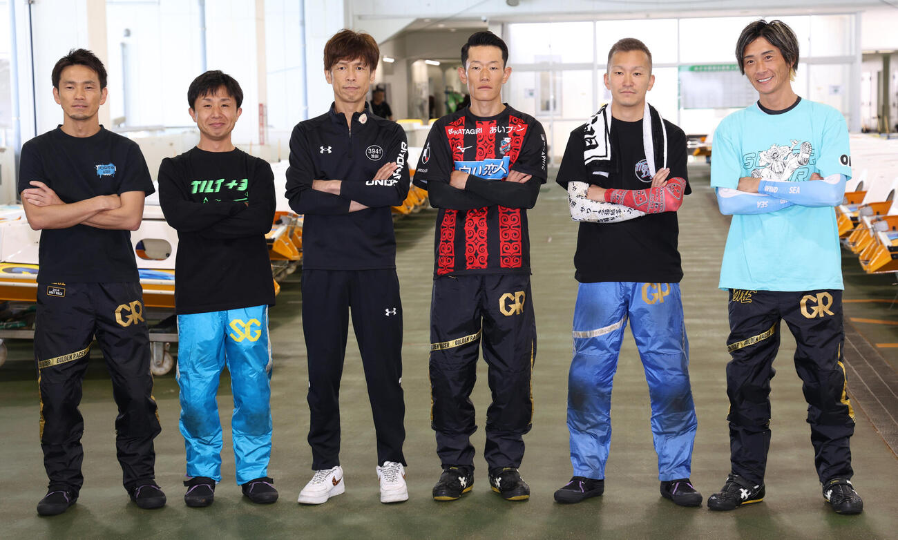 ドリームに出場する（右から）峰竜太、西山貴浩、池田浩二、菅章哉、馬場貴也はポーズを取る（撮影・西尾就之）