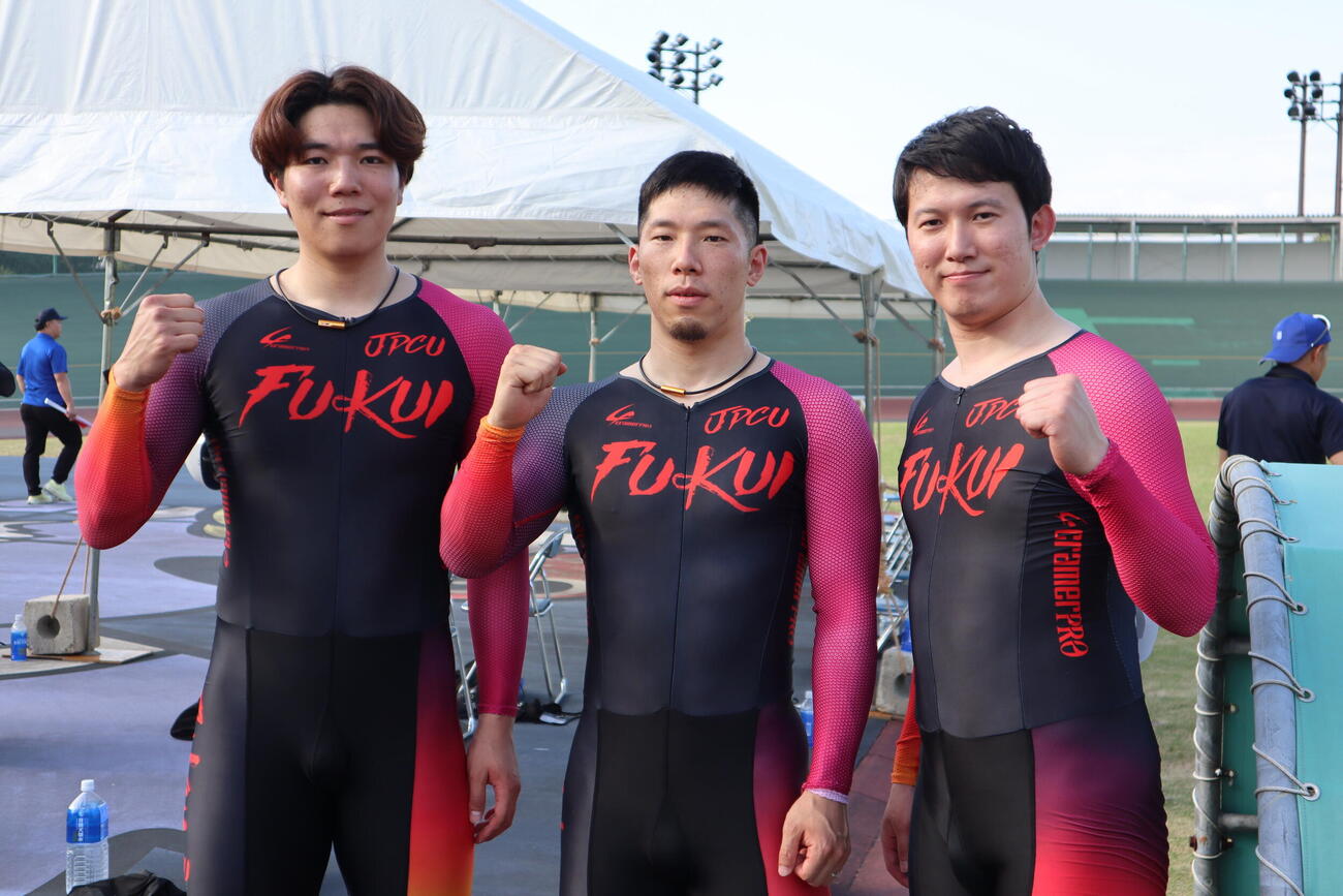 チームスプリントで大会連覇を決めた福井チーム（左から岸田剛、寺崎浩平、脇本勇希）