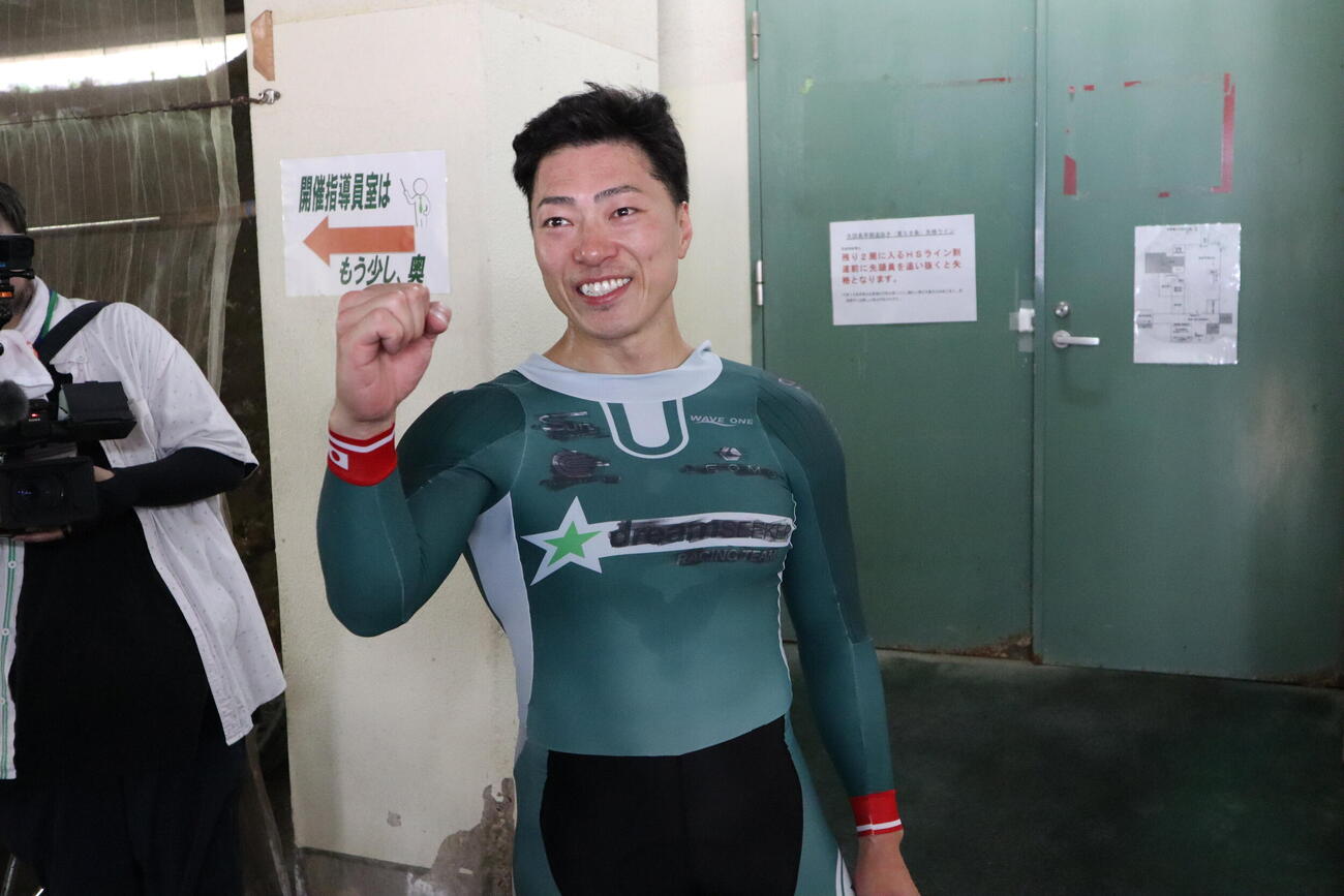 1キロタイムトライアルを2連覇してガッツポーズの新田祐大