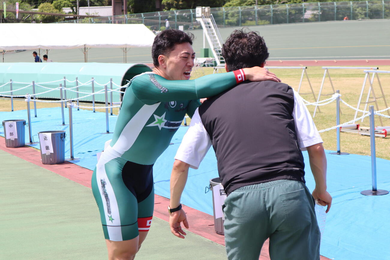 全力を出し切り、後輩にもたれかかりながら引き揚げる新田祐大