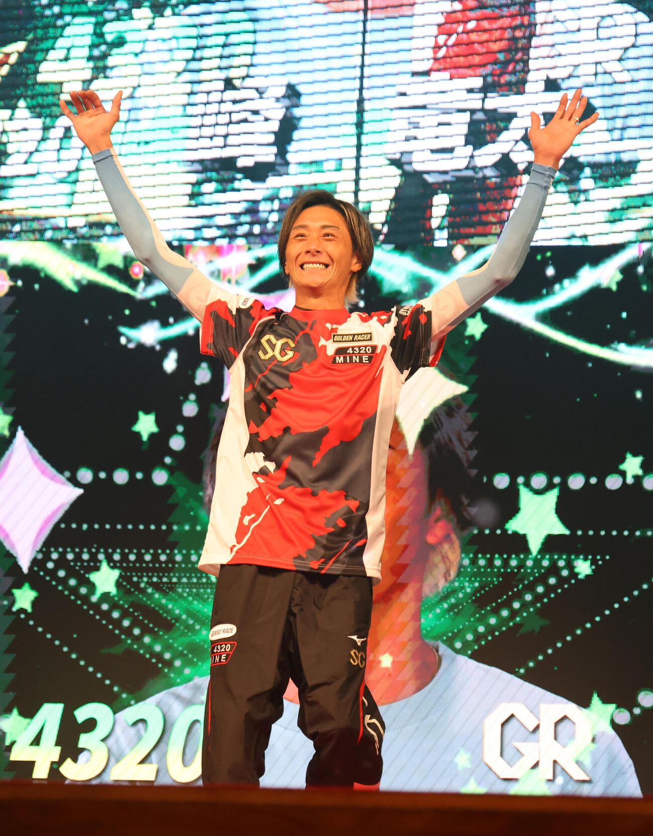 開幕セレモニーで入場する峰竜太（撮影・西尾就之）