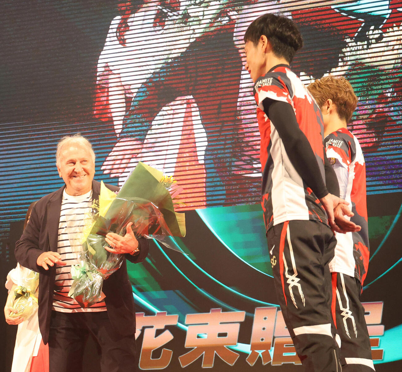 開幕セレモニーの選手への花束贈呈に登場したジーコ氏。右から深谷知博、谷野錬志（撮影・西尾就之）