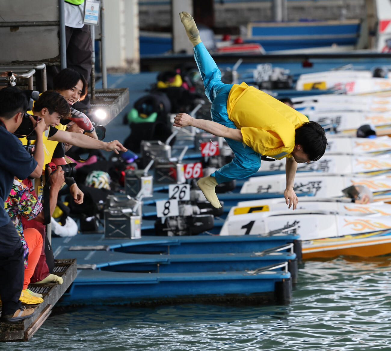 3RでSG初勝利を挙げた石本裕武は水神祭で水面に投げ込まれる（撮影・西尾就之）