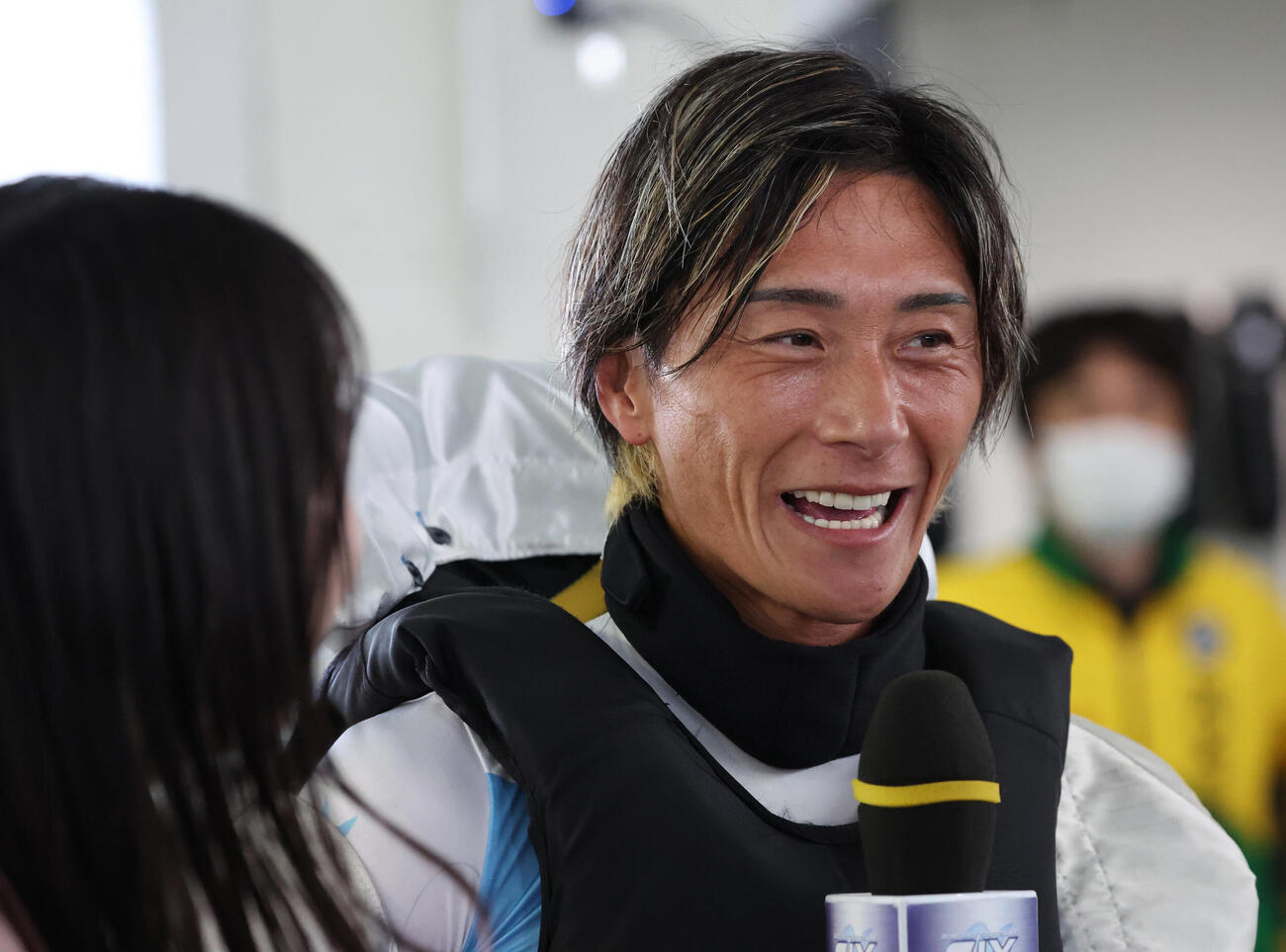 ドリーム戦を制し笑顔でインタビューに応える峰竜太（撮影・西尾就之）
