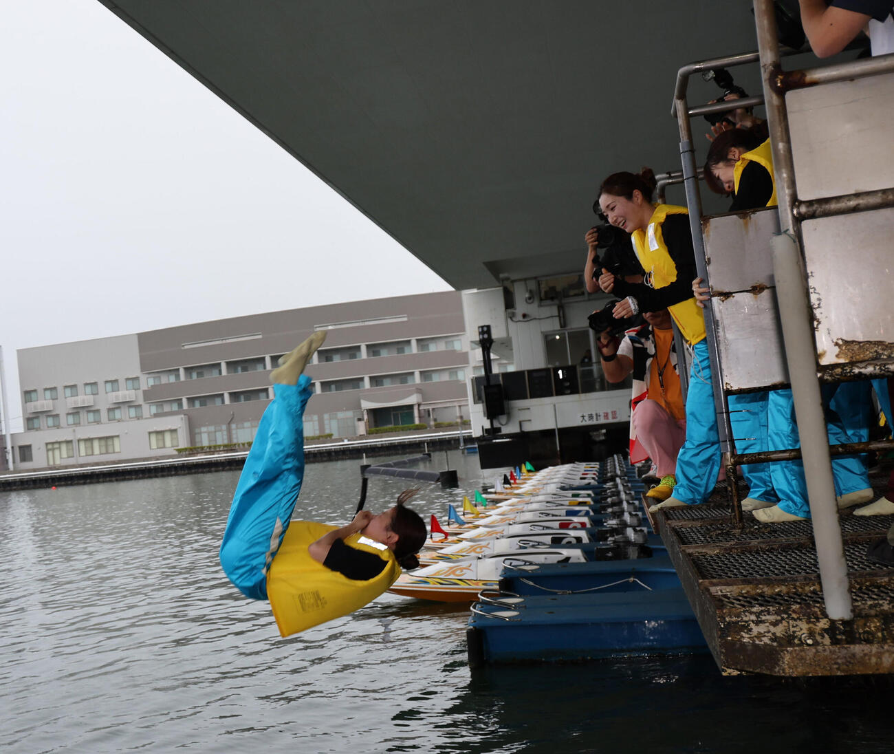 5RでSG初勝利を挙げ水神祭で水面に投げ込まれる米丸乃絵（撮影・西尾就之）