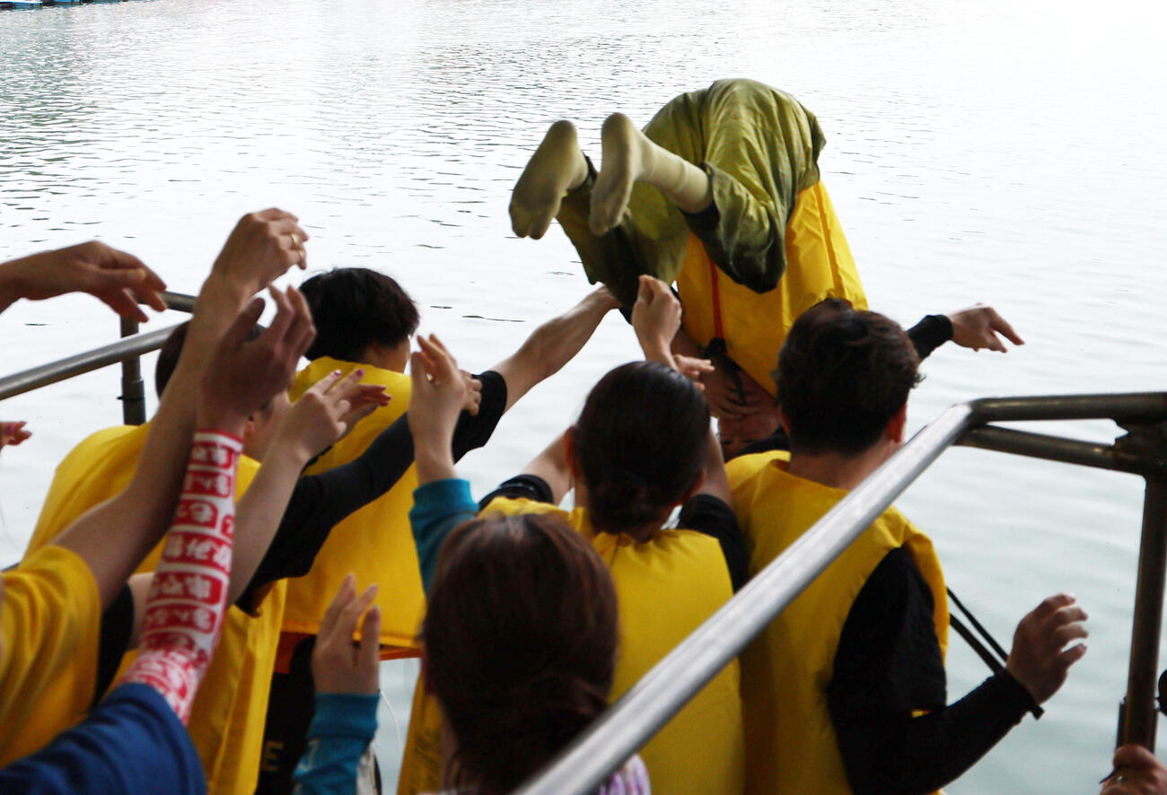 4RでSG初勝利を挙げ水神祭を行い、水面に投げ込まれる西岡顕心（撮影・西尾就之）