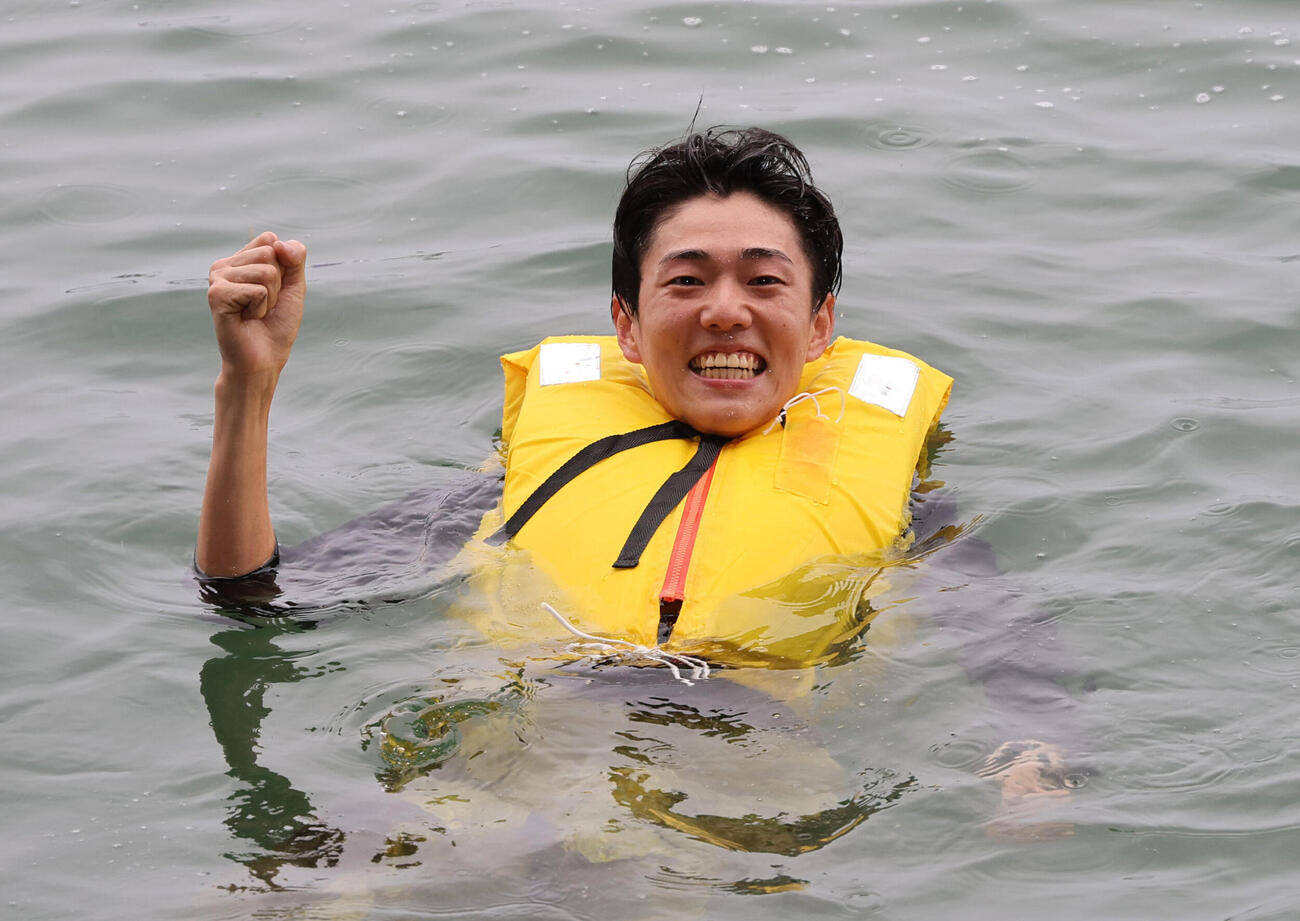 4RでSG初勝利を挙げ水神祭を行い、水面でガッツポーズする西岡顕心（撮影・西尾就之）