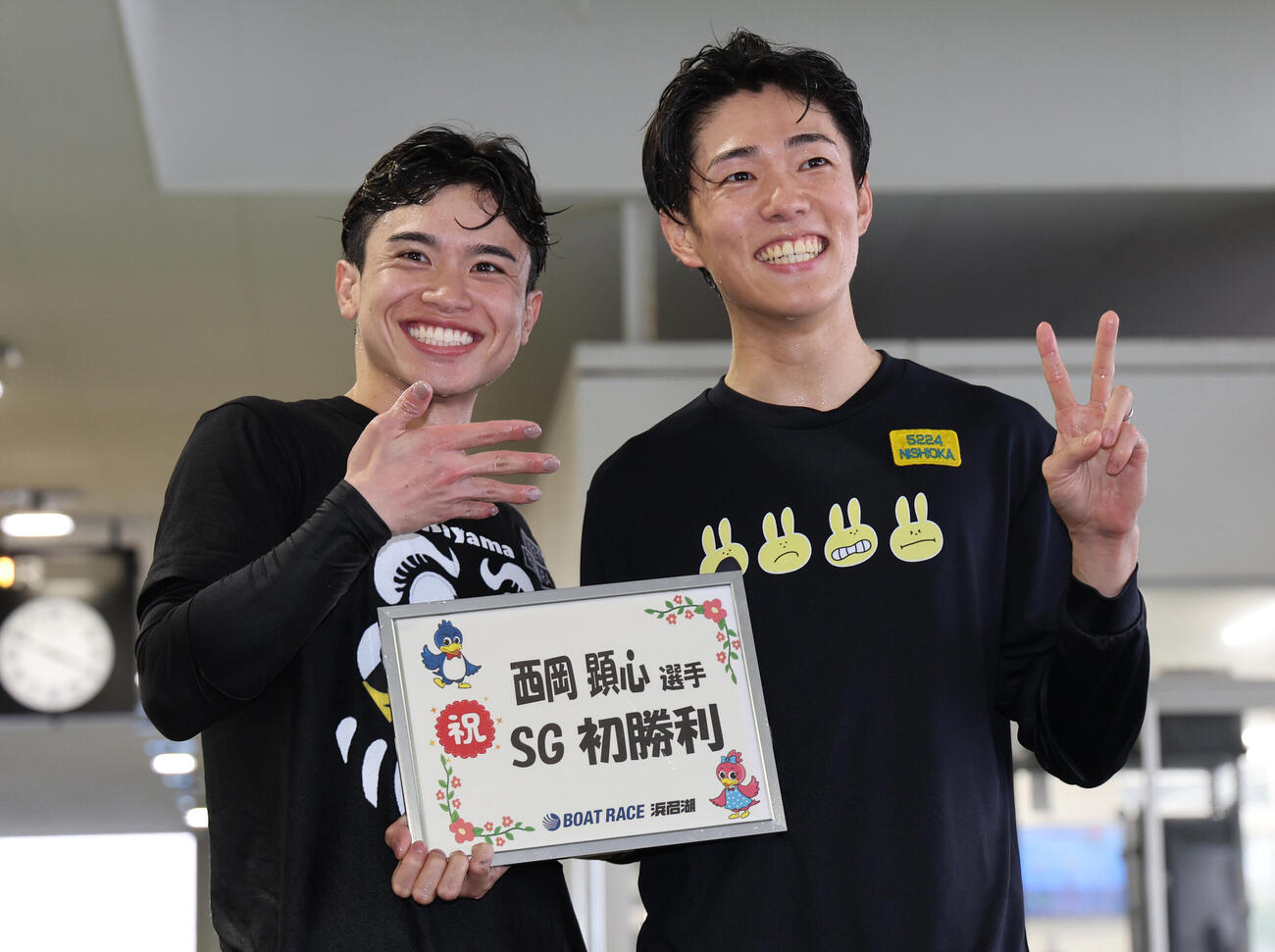 4RでSG初勝利を挙げ水神祭を行い、記念写真に納まる西岡顕心（右）。左は同期の藤原碧生（撮影・西尾就之）