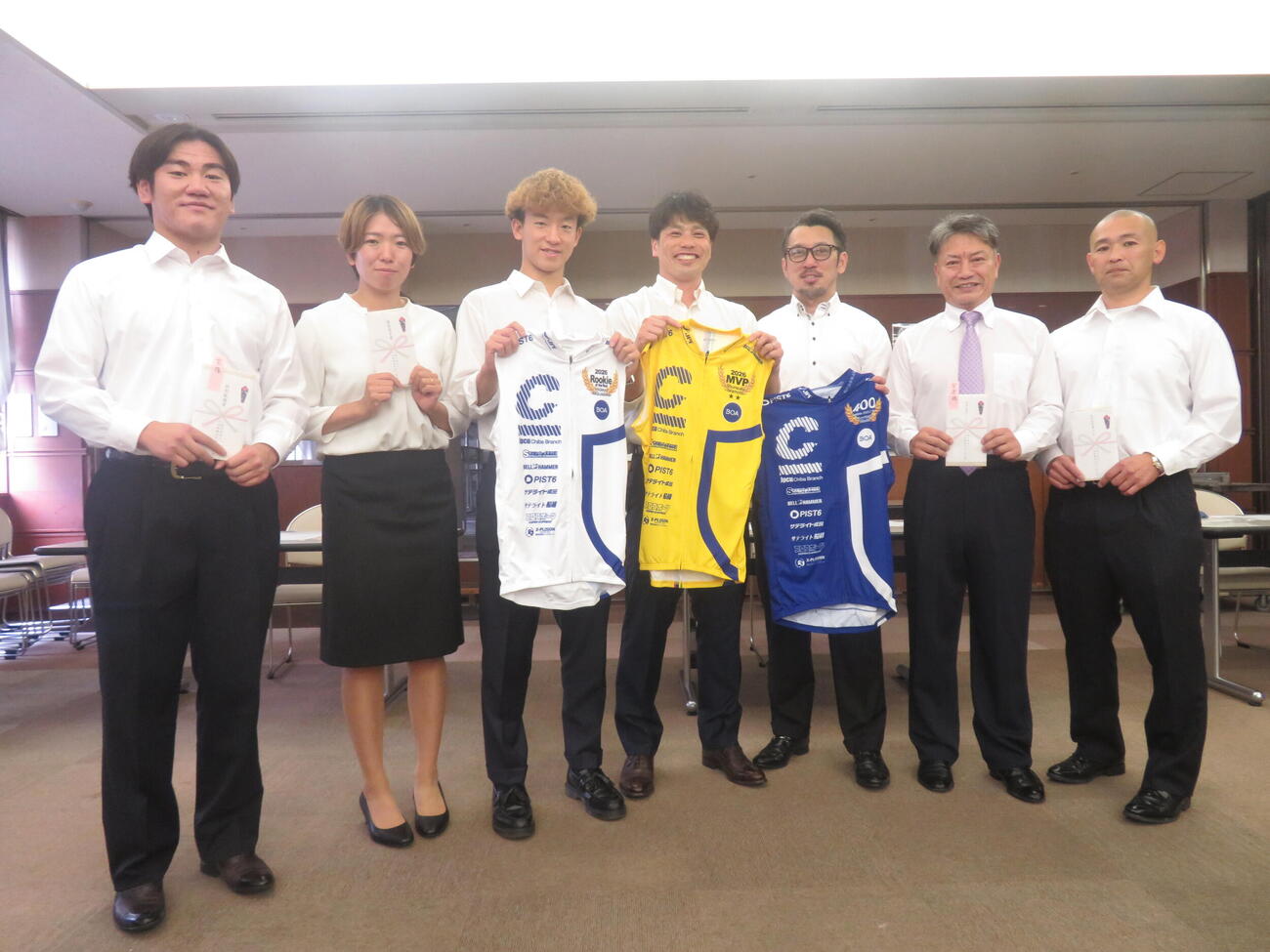 2026年千葉支部県内表彰で表彰された、左から山下祐輔、五味田奈穂、水沢秀哉、岩本俊介、和田健太郎、宮倉勇、山賀雅仁（撮影・栗田文人）
