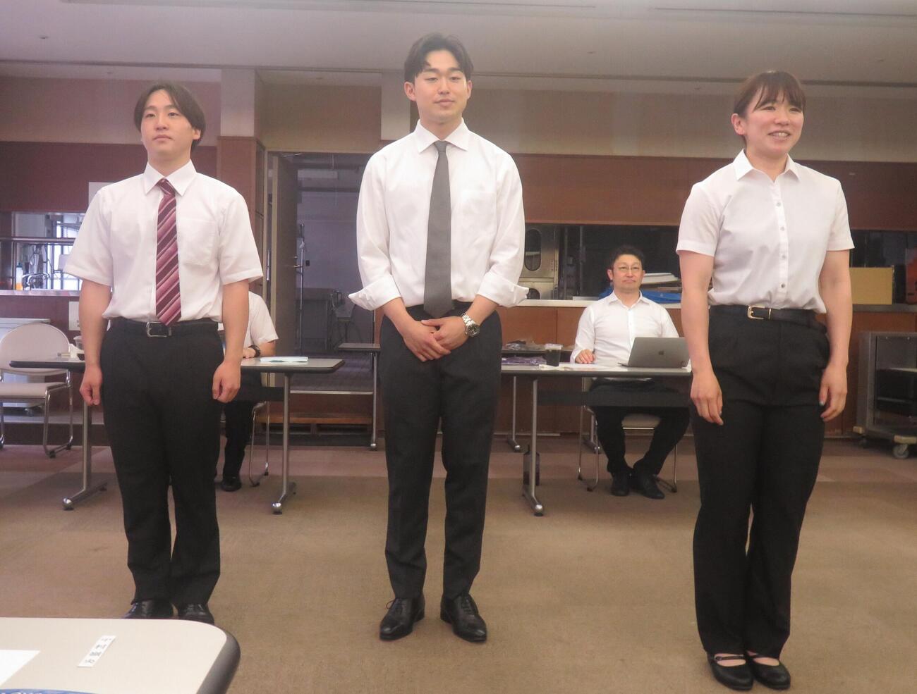 129、130期の新人選手も紹介された。左から小川佑希也、中村嶺央、川上いちご（山田南は出走中のため欠席）（撮影・栗田文人）