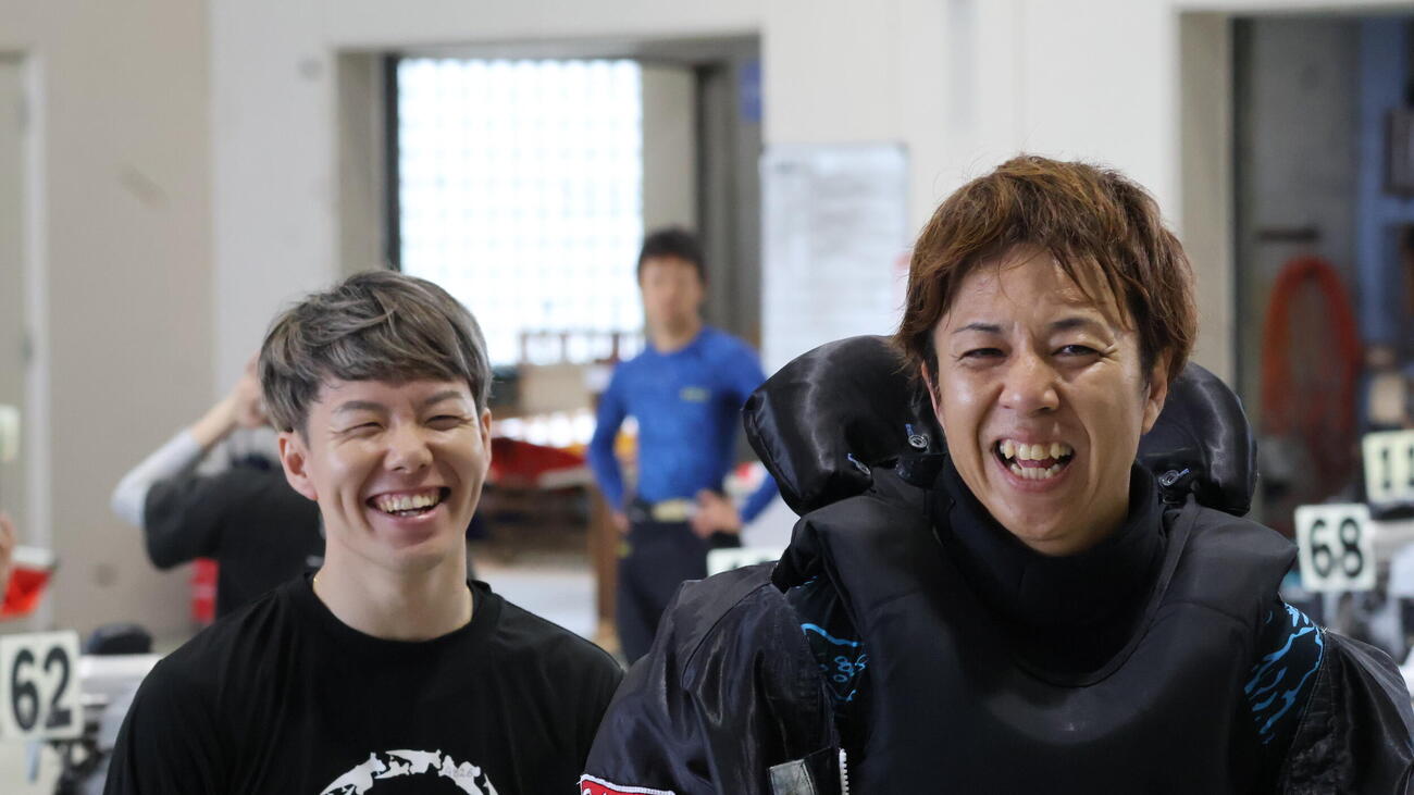 6R、2コースまくりで3連勝の松下一也（右）は、井上一輝と笑顔で引き上げてきた