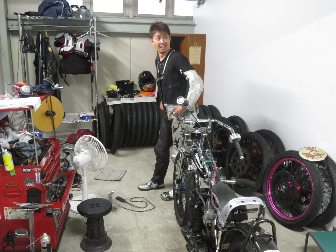 2日目の2次予選A9Rで5着に敗れた金子大輔は苦笑いでレースを振り返る（撮影・小川将司）