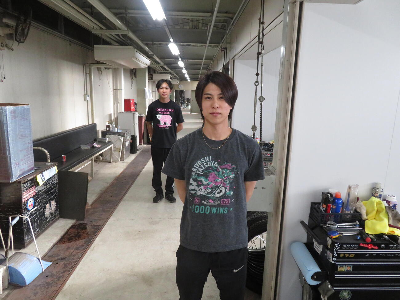 3日目1R一般戦でシリーズ初勝利を挙げた山陽S級の長田恭徳【写真左後方は浜松所属の吉林直都】（撮影・小川将司）場所・伊勢崎オートレース場