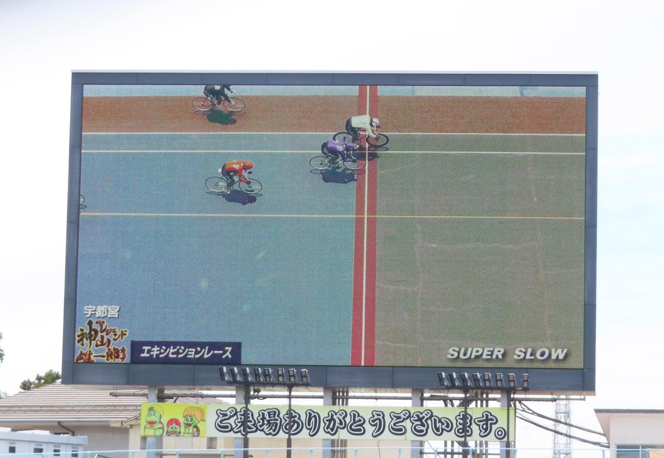 レースのゴール映像、1番車の神山雄一郎さんが9番車の大橋徹、7番車の宮原貴之とライン決着を果たした