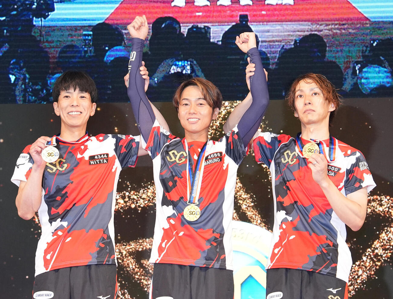 メダルを手に喜ぶ左から2着の新田雄史、優勝した丸野一樹、3着の山田康二　（撮影・森本幸一）　