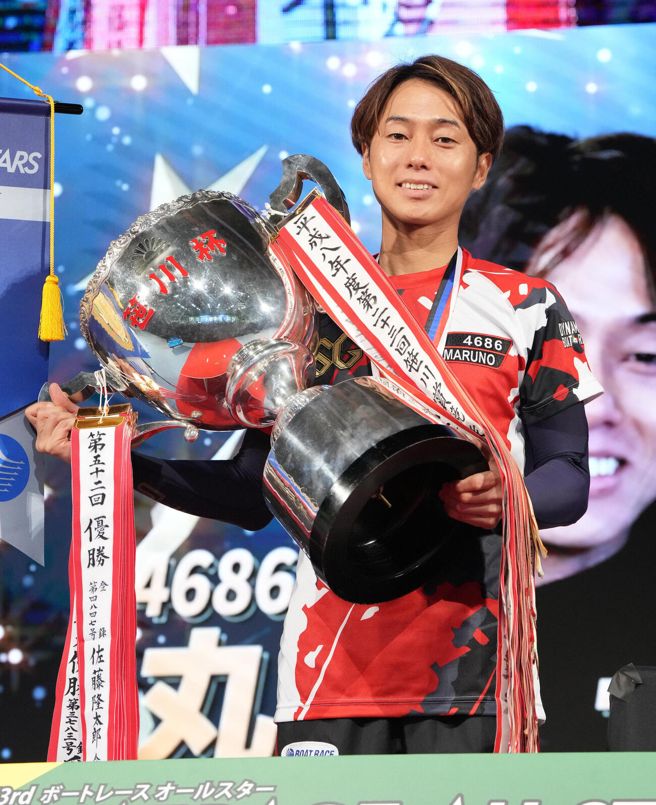 優勝しカップを手にする丸野一樹