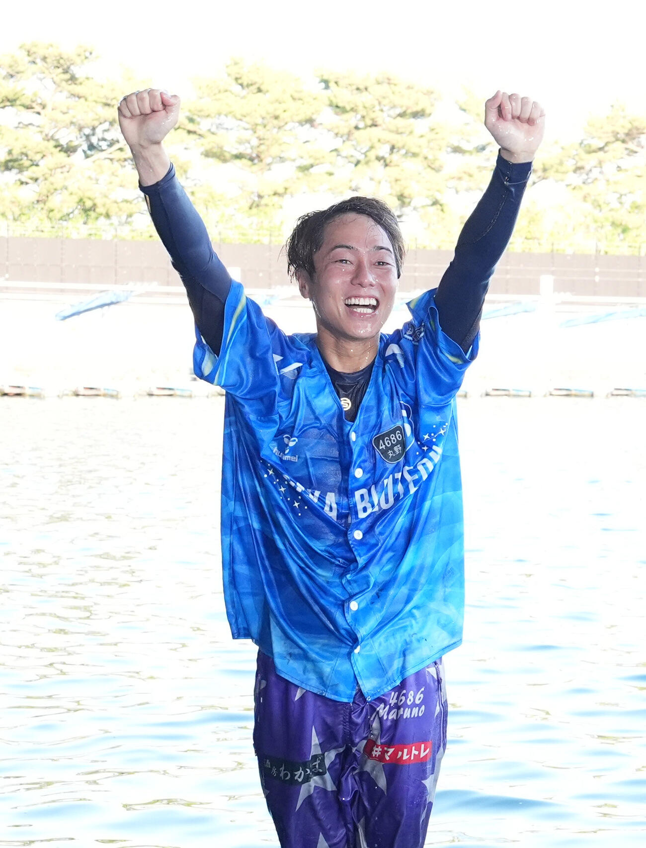 優勝した丸野一樹は水神祭で祝福され笑顔を見せる