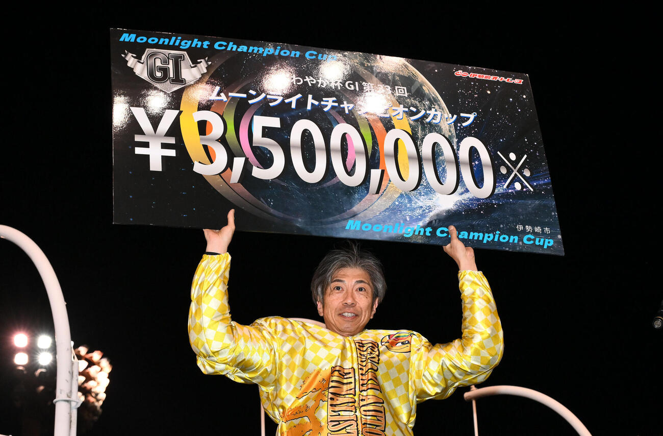 伊勢崎オート　ムーンライトチャンピオンカップ　優勝した高橋貢は優勝ボードを掲げる（撮影・滝沢徹郎）＝2026年5月31日