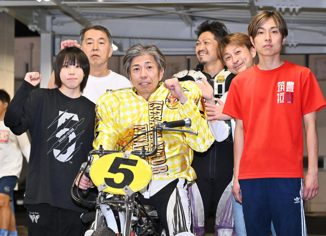 優勝した高橋貢（中央）は選手仲間と記念撮影する（撮影・滝沢徹郎）
