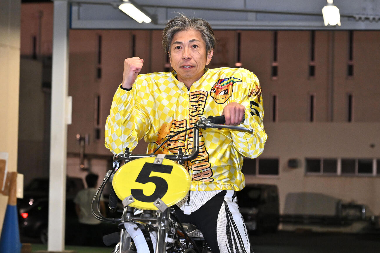 伊勢崎オート　ムーンライトチャンピオンカップ　優勝した高橋貢はガッツポーズする（撮影・滝沢徹郎）＝2026年5月31日