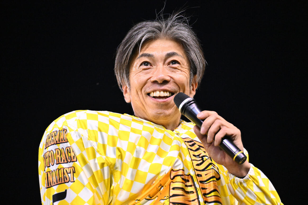 伊勢崎オート　ムーンライトチャンピオンカップ　優勝し笑顔でインタビューを受ける高橋貢（撮影・滝沢徹郎）＝2026年5月31日