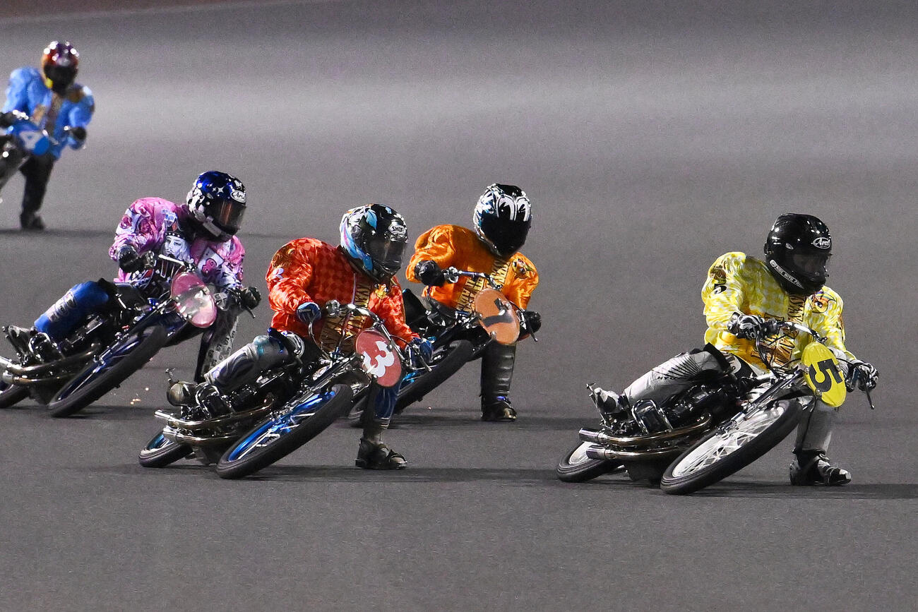 伊勢崎オート　ムーンライトチャンピオンカップ　優勝戦12R、1着高橋貢＜5＞、2着平田雅崇＜3＞、3着鈴木圭一郎＜7＞（撮影・滝沢徹郎）＝2026年5月31日