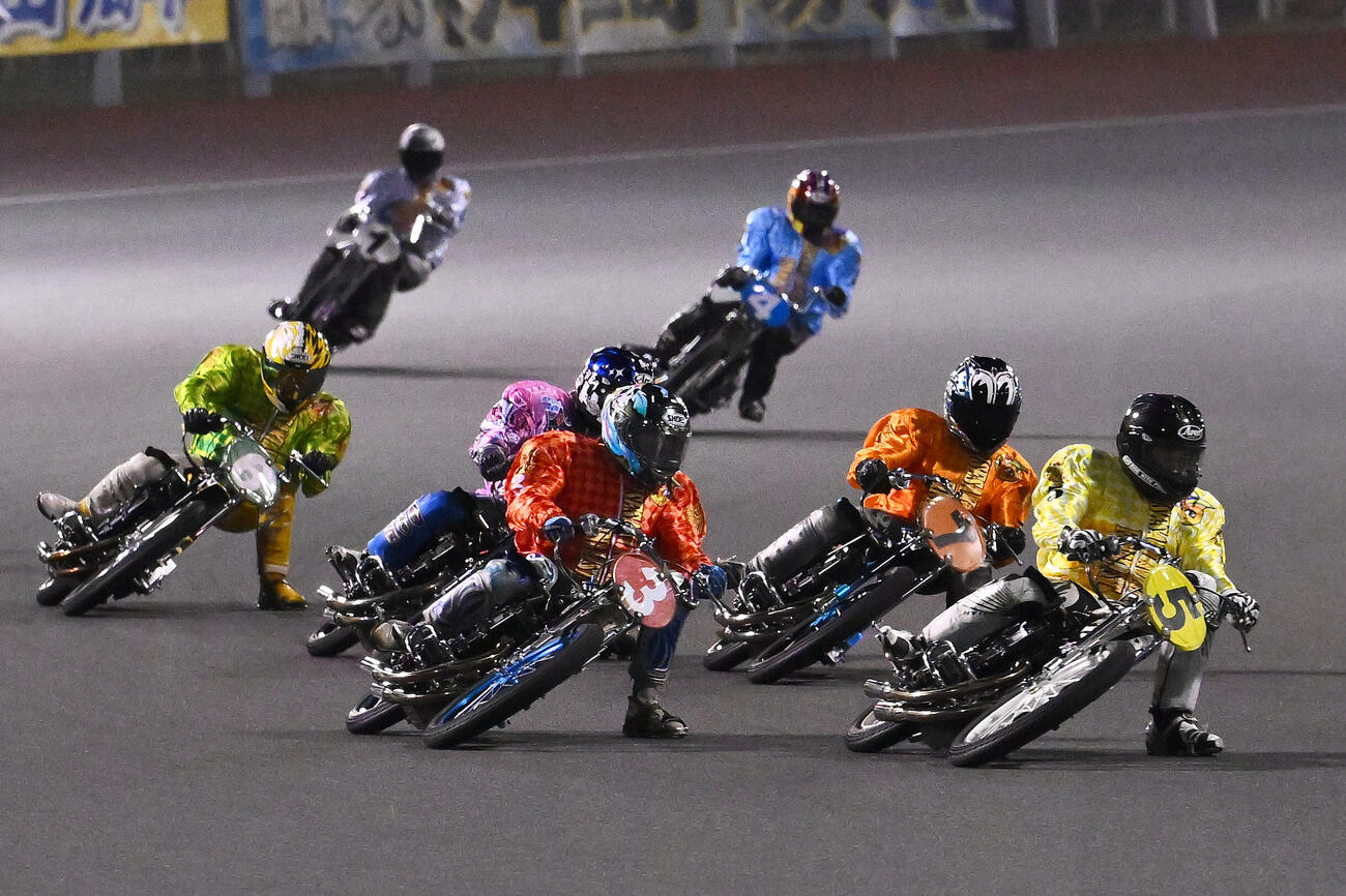 伊勢崎オート　ムーンライトチャンピオンカップ　優勝戦12R、1着高橋貢＜5＞、2着平田雅崇＜3＞、3着鈴木圭一郎＜7＞（撮影・滝沢徹郎）