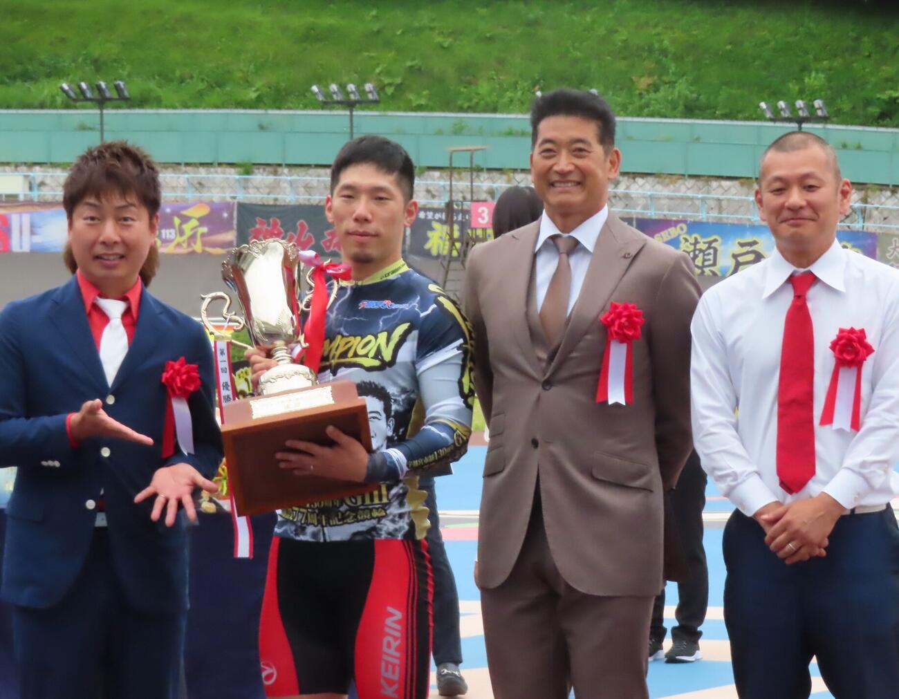 寺崎浩平（左から2人目）は神山雄一郎さん（同3人目）やお笑いコンビ「U字工事」に祝福される