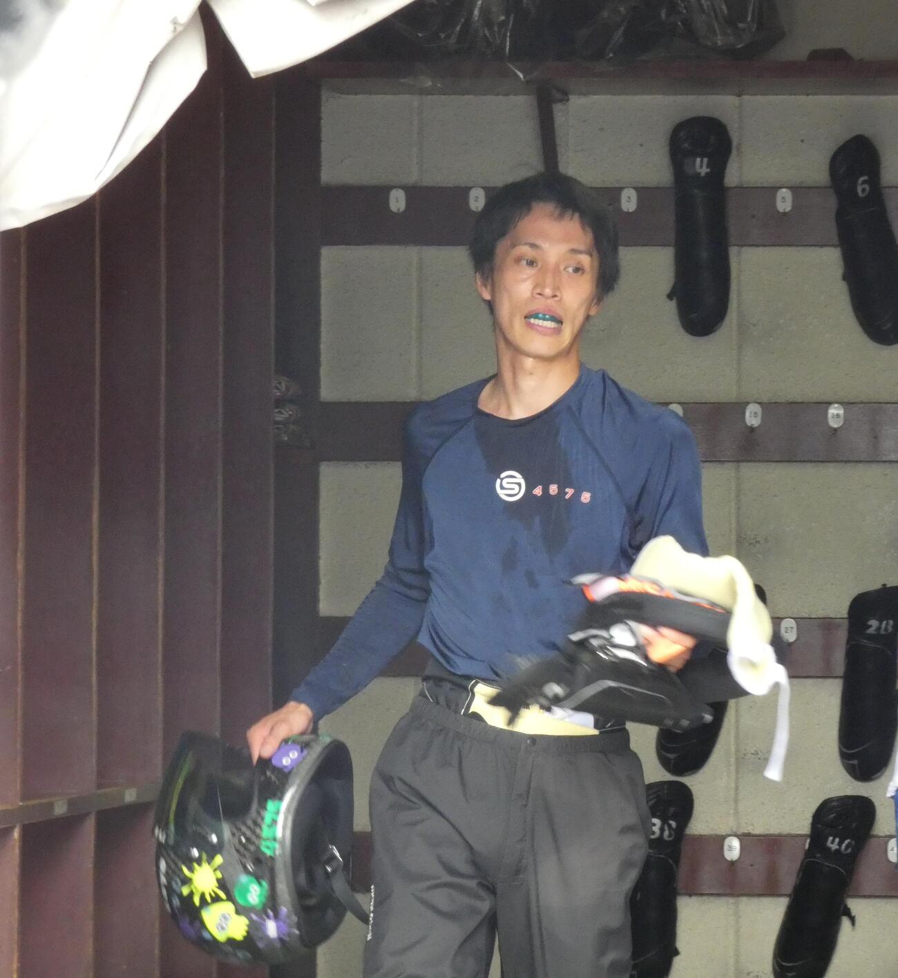 戸塚邦好が操る62号機の仕上げに励む（撮影・前原一樹）