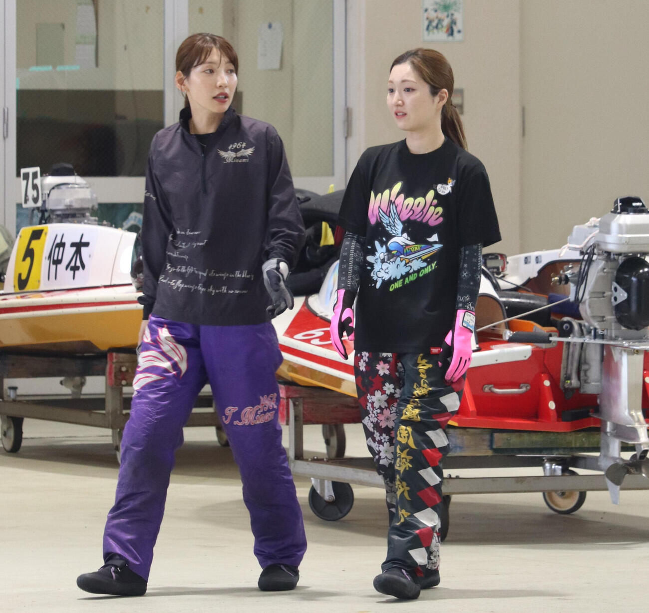 西橋奈未（右）と土屋南の同期ペアで談笑。徳山攻略に情報交換もばっちり！？
