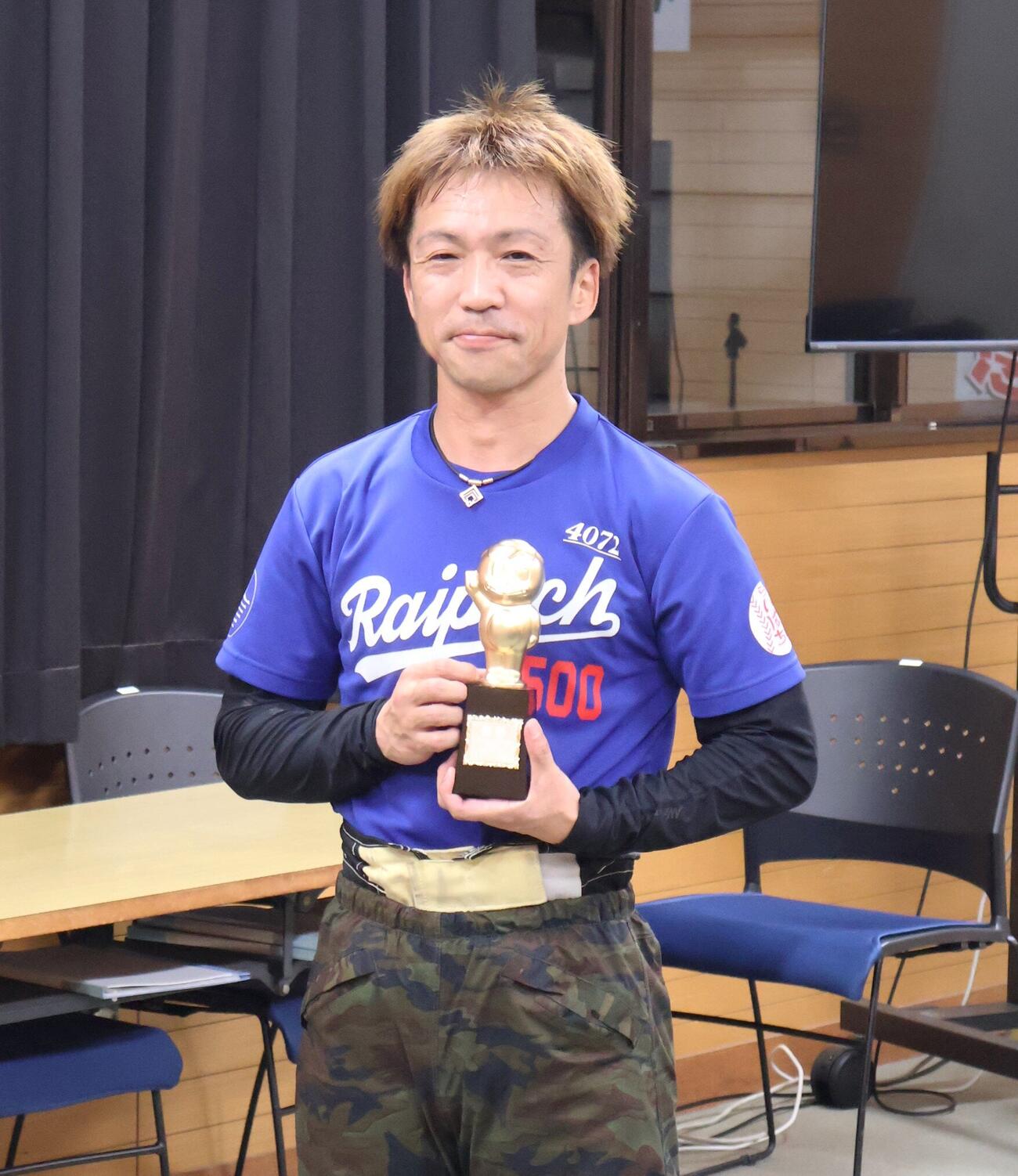 逃げて今年初優勝を飾った森永淳はかっぱくんトロフィーを大事そうに抱えていた