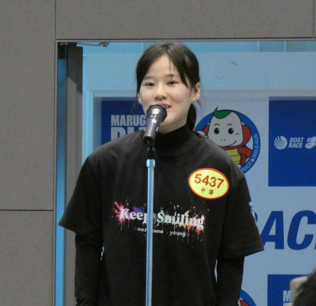 中沢里桜が選手紹介であいさつをした（撮影・前原一樹）