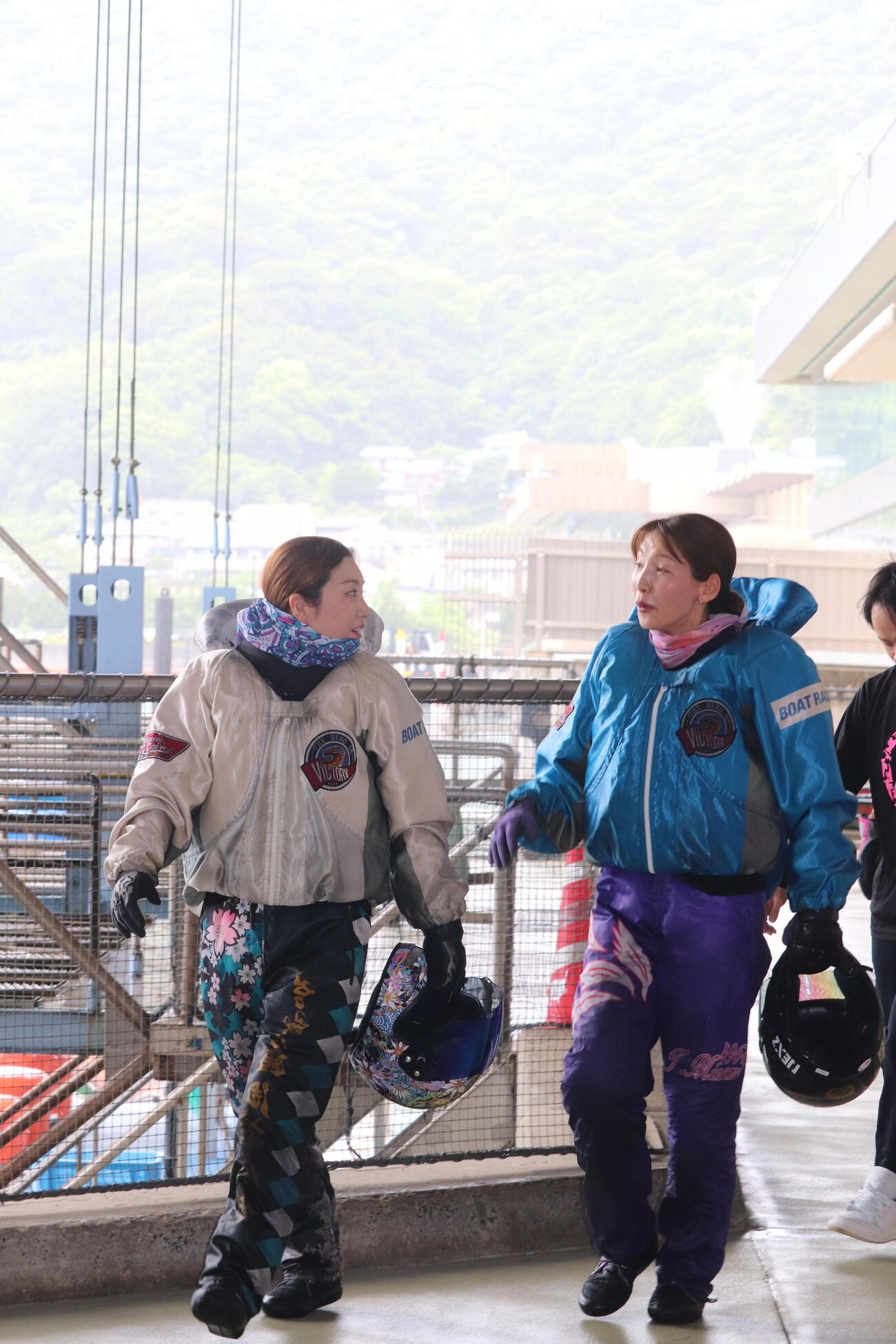 女子戦9Rの119期同期対決はイン西橋奈未（左）に軍配。土屋南は2着で続いた。=徳山ボートレース場、神田成史撮影