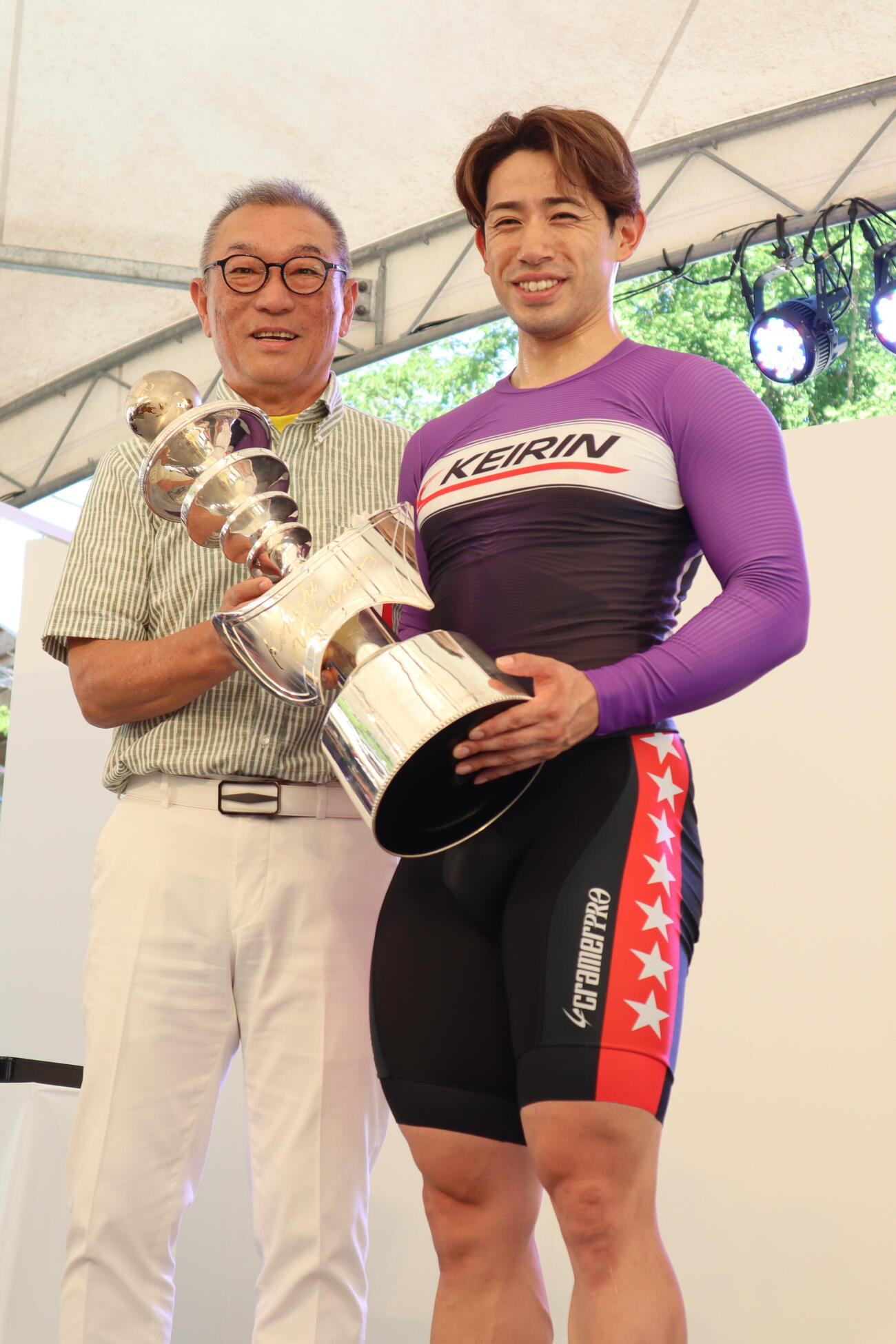 新山響平は中野浩一氏（左）にカップを手渡されて笑顔