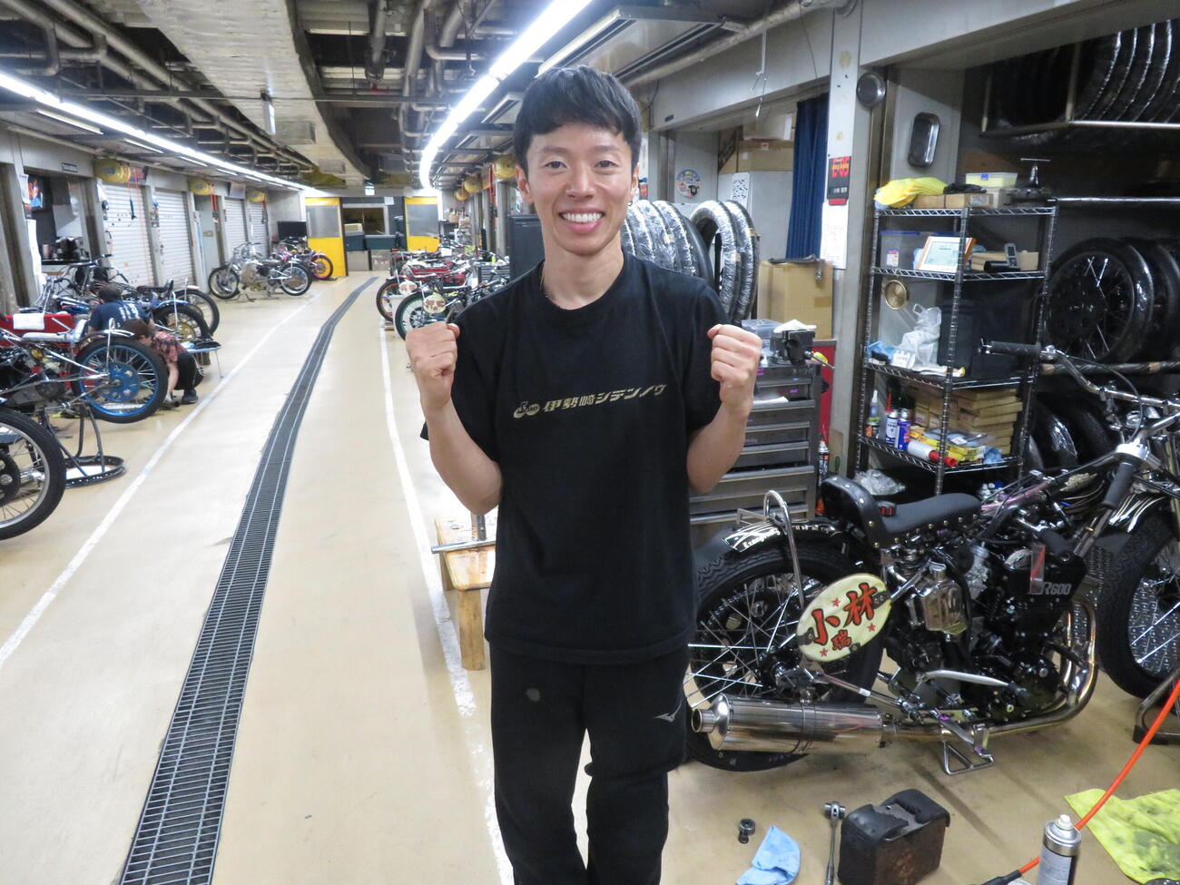 けがからの復帰戦となる地元S級の小林瑞季は元気な姿でポーズ（撮影・小川将司）