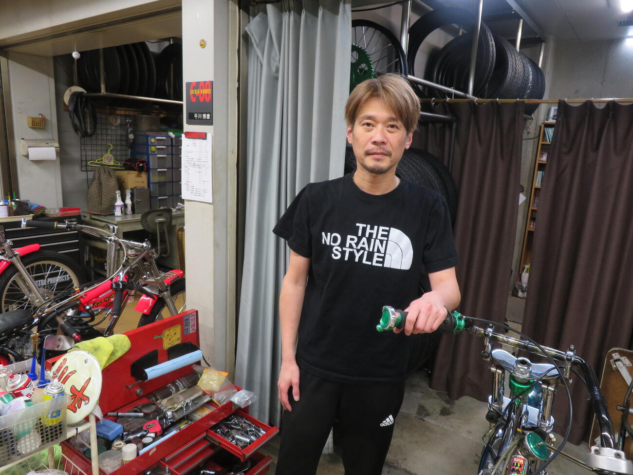 後援会の方から久々の優勝記念に作成してもらったTシャツに着替えて勝利を誓った平川博康（撮影・小川将司）