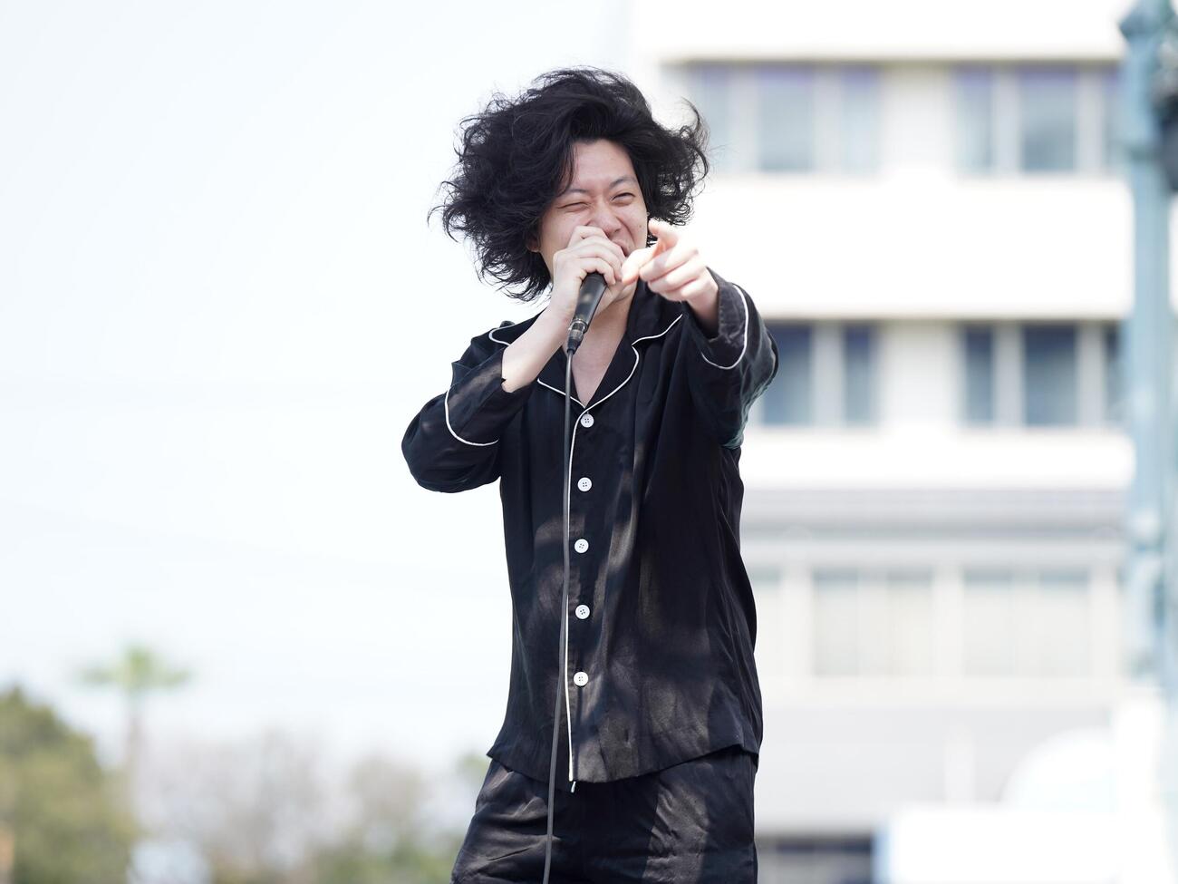 粗品が音楽ライブで車輪疾駆の風々杯の開幕を盛り上げた（写真は玉野競輪場提供）