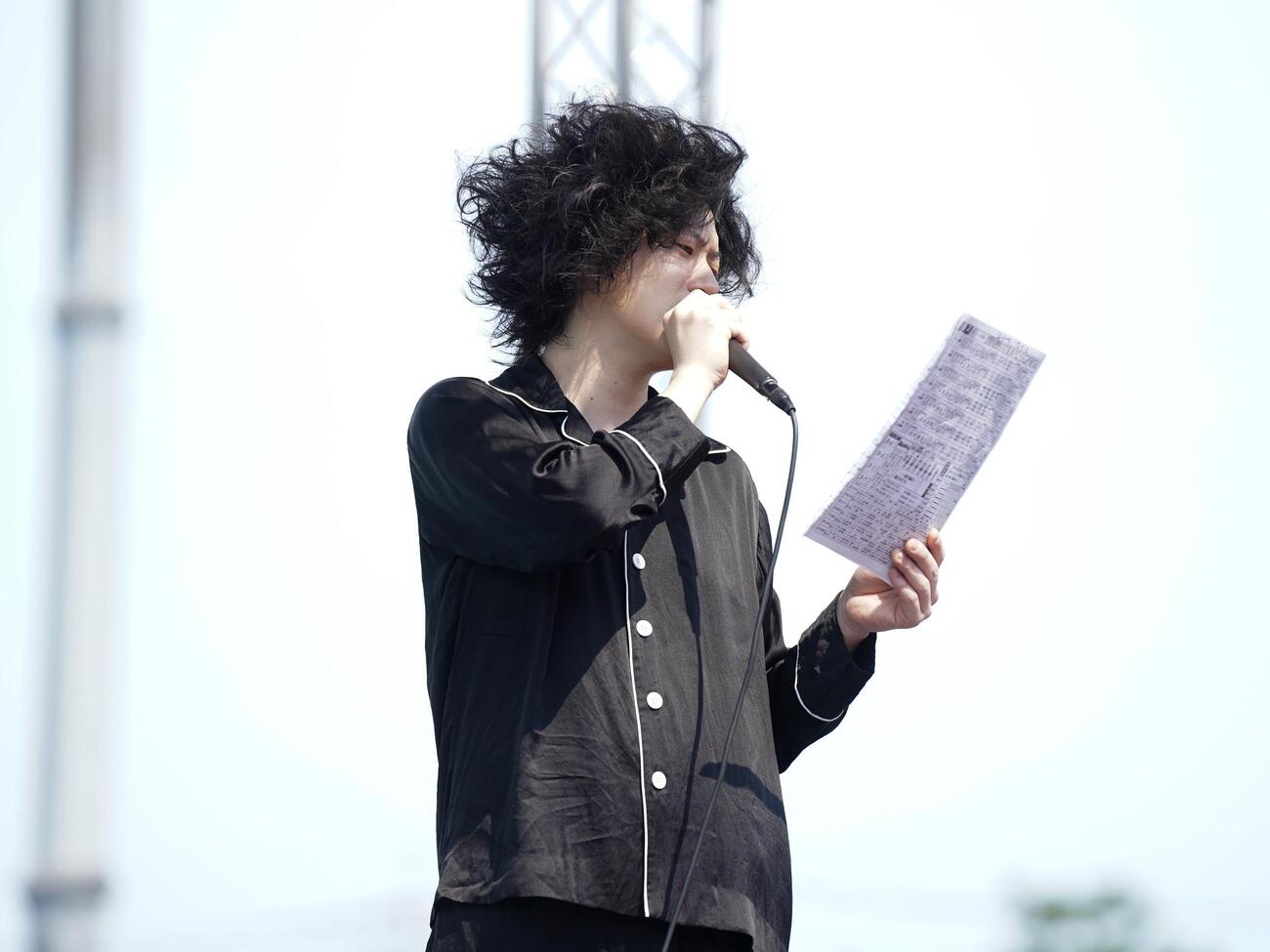 曲中には粗品によるレース予想も披露された（写真は玉野競輪場提供）