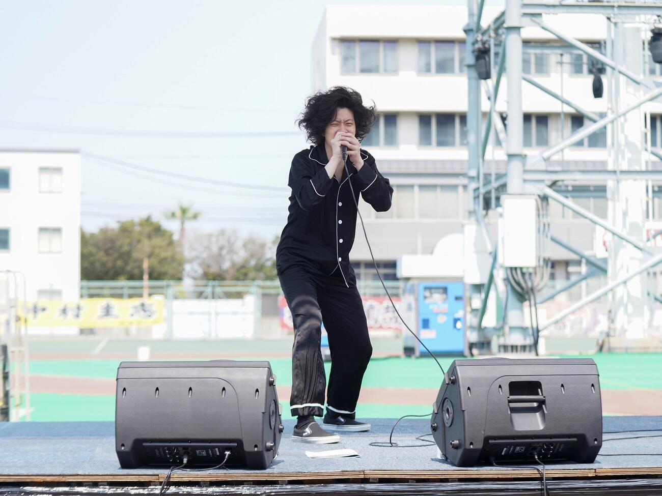 ライブはバンク内の特設ステージで行われた（写真は玉野競輪場提供）