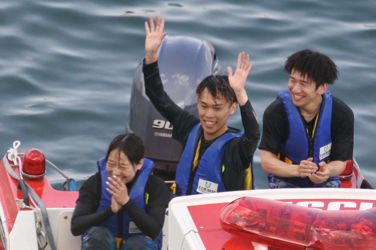 デビュー初勝利の広部大明（中）が、ファンの祝福に手を振って応えた