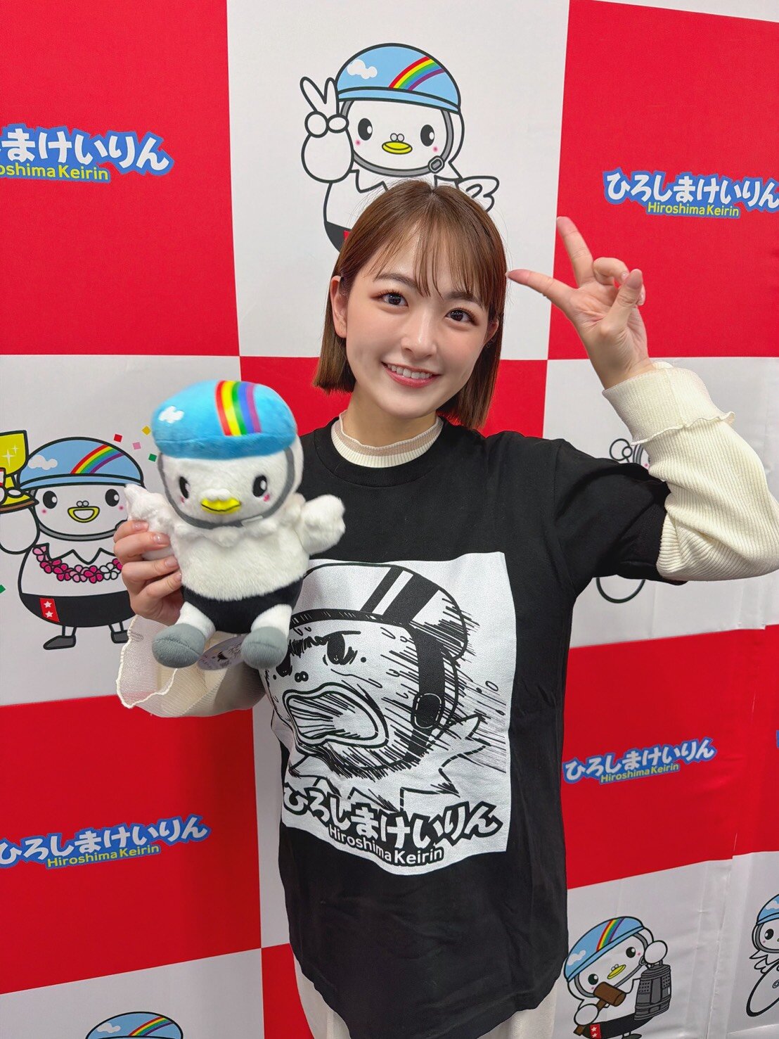 柳瀬さきさんは広島競輪のYouTube番組「バリチャリ!!」に出演後、、マスコットのひろしまぴーすけを手にVサイン